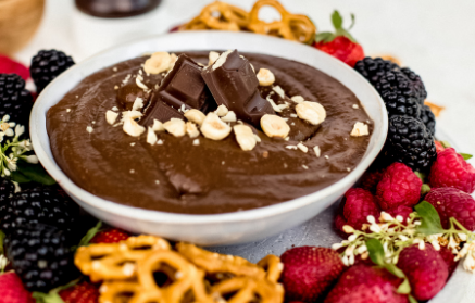 Fitness recept: Čokoládový hummus s čerstvým ovocím a slanými praclíkmi