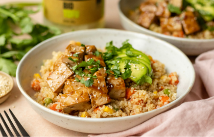 Fitness recept: Quinoa s restovaným tofu, zeleninou a avokádom