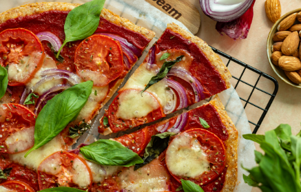 Fitness recept: Jednoduchá pizza bez múky z mozzarelly, mandlí a jogurtu