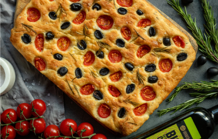Fitness recept: Nadýchaná talianska focaccia s paradajkami a olivami