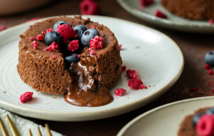Fitness recept: Čokoládová lávová torta zdobená ovocím
