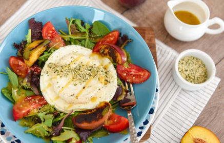 Fitness recept: Ľahký šalát s bielkovou omeletou a kozím syrom